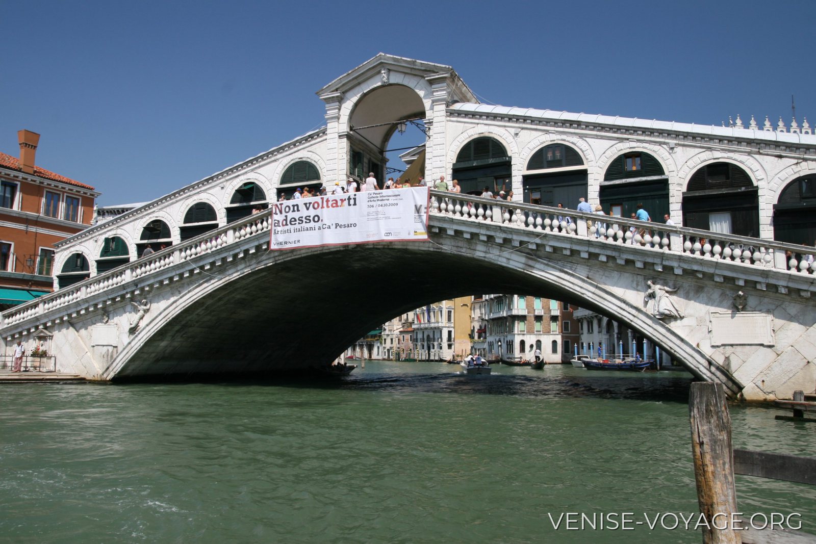 Vue du pont du Rialto a Venise depuis le Grand Canal