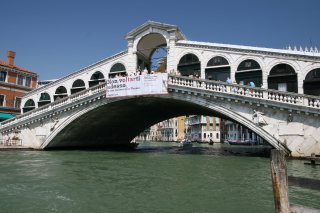 Vue du pont du Rialto a Venise depuis le Grand Canal